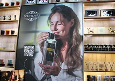 De grote Scentchips banner op de stand met de najaarscollectie aan de zijkanten.