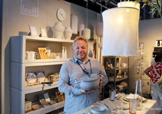 Arjan de Knegt met de nieuwe woonaccessoirescollectie van Leeff.