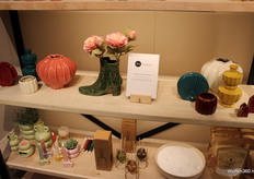 Kleurrijke najaarscollectie van Ideas 4 Seasons met kaarsen en vazen.