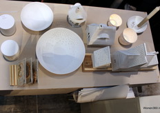 Ook de schalen, kaarshouders en huizen waren te zien in porselein door Räder, design stories.