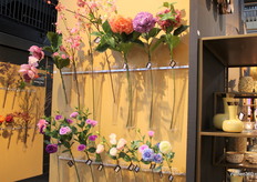 Op de stand van De Tol Lisse hangt de zijdebloemencollectie van het label Maison Atmosphere.