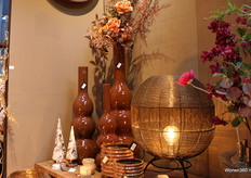 Donkere kleuren met gouden tinten is bij vazen de terugkomende kleur, zoals hier is te zien bij het label Maison Atmosphere van De Tol Lisse.