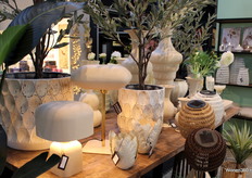 Close-up van de lichte woonaccessoires. Wit met ronde afwerkingen is nog steeds erg in trek op Trendz Najaar.