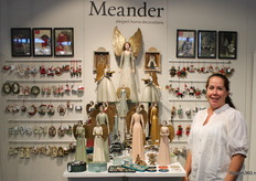 Jacobien Markus bij de kerstcollectie van Meander. In deze collectie zijn veel engelen de trend gevolgd met kerstornamenten.
