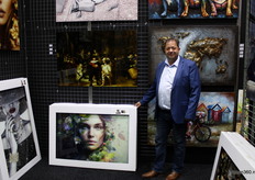 Gaby van der Weert bij de stand van Gave Specials met glasschilderijen. Er zijn veel nieuwe modellen toegevoegd aan de collectie.