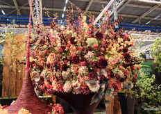 De eyecatcher van Colours and Green is de grote samengestelde bos kunstbloemen. Deze is niet te missen.