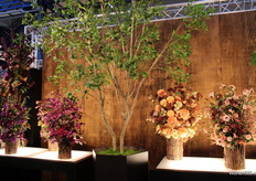 De zijdebloemen zijn ware creaties bij de stand.