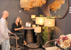 Dennis de Man en Josie van Hoogendam praten bij op de stand van Hoogendam Interiors, By Mooss.