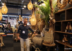 Stefan Wiggers van JoJo Living laat de keramieke pottencollectie zien.