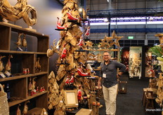 De teakhouten flessenhouders in de vorm van eenden met kerstkleding aan, is het opvallende product van JoJo Living.