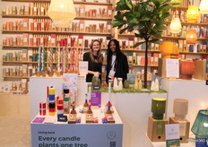 Stefanie van der Geest is samen met haar collega Daniela Vilardell aanwezig met Originalhome. Dit jaar brengen zij de kaarsen met de verschillende vlaggen. Op deze manier steunen ze de situatie in Oekraïne en Palestina.