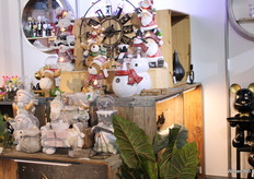 Niet alleen de lichten vallen op bij de stand van Evergreen Home Decoration, ook de kerstaccessoires zijn in trek.