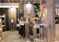 Bij de stand van Peri Living wordt er hard gelachen door Malu en Sandra Verwijmeren. Er is een nieuwe Diamond collectie, maar ook een wind- en olielampen collectie.