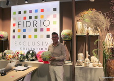 Marcel van Bronkhorst bij de stand van Fidrio met de nieuwe vazencollectie.