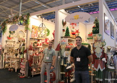 Stijn van Helden (links) en Eef Kusters bij de Clayre & Eef stand. Stijn gaf aan dat de kerstcollectie elk jaar uitbreidt, omdat ze zelf fan zijn van Kerst.
