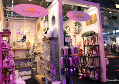 Ook aan de andere kant is de stand goed gevuld met kerstdecoratie.