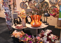 De zijdebloemen collectie wordt gepresenteerd in de kleurrijke woonaccessoires.