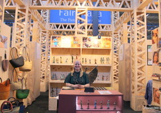 FairPlaza laat het bronsbeeld zien uit de Tahoua collectie. De herkomst van het product is Burkina Faso, de bronsgieters van Tahoua Import zijn de leveranciers van de beelden.