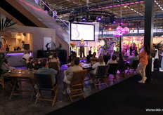 De presentatie ging over welk apparaat een betere foto maakt. Wat denk jij? Een camera of een telefoon..