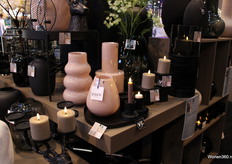 Vase The World staat er met de Volta Lomami collectie. Deze vazen zijn beschikbaar in 4 kleuren.