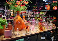 Jodeco Glass staat met een grote stand op de vakbeurs en veel verschillende kleuren.