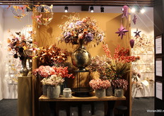 Er is een groot assortiment aanwezig van de zijdebloemen collectie.