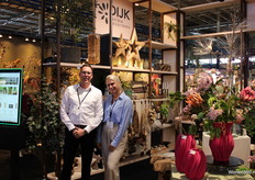 Roel Bouwes (links) en Sharon de Vries waren met Dijk Natural Collections aanwezig met de nieuwe 3D vazen van keramiek, Essentials, Spring summer en A.W.X. collecties.