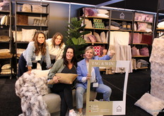 Het team van Rogon is aanwezig met v.l.n.r. Elke, Jolanda, Heide en Monique voor Dutch Decor en Hoii.