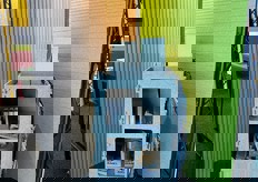 Nieuwe winkelinrichting van Akupanel van circulair vilt, gebruikt voor de presentatie van alle producten. Hierachter de ton-sur-ton vilt en nieuwe vilpanelen van Muro.