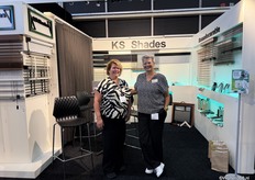 Links Karin Schoemaker met zus Jenny van KS Shades presenteerden de nieuwste display voor raamdecoratie.