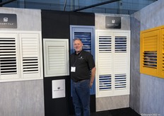 Designer David Henley voor zijn bedachte design van Smart Tilt. Volgens hem is het een wereld primeur: elektrisch bediendbare shutters, gemaakt in Engeland.