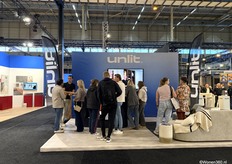Drukte in de stand van Unlit Studio, dat interieur- en exterieurontwerpen tot leven brengt met een eigen 3D sotfware programma.