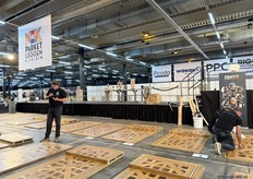 De jury was druk in overleg om de eindresultaten van het NK Parketleggen Kinderen te beoordelen.