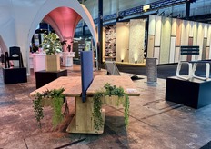 Het Cliff Refine bureau, uit de circulaire kantoormeubelcollectie van Erperium.