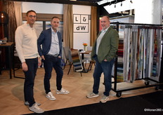 Hugo de Jager, Gerrit-Jan de Wilde en Robert van Dongen van Leffring & De Wilde, specialist in gordijnstoffen en maatwerkconfectie voor zowel particulieren als projecten, hadden de nieuwste stoffen meegenomen.
