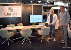 Gerrit Kempers en Arend Teerink van Lenselink Furniture, een groothandel in tafels, stoelen en relaxfauteuils, was een vreemde eend in de bijt tussen alle vloeren- en raamdecoratiebedrijven.