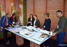 Sander Sprengers van Van Sand (rechts) had behangboeken meegenomen van o.a. Little Greene - Rebel Walls - Paint and Paper Library - 1838 Wallcoverings - Coordonné - Sandberg Wallpaper.