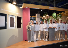 Het team van KeJe Dronten met links twee dames van B&C Raamdecoratie. Beide bedrijven hebben een samenwerking aangekondigd.