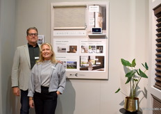 Dick en Chantal van Boxtel poseren bij het nieuwe demobord Motion Blinds, speciaal gemaakt voor de winkelier en verkrijgbaar voor €295. BD-Line Binnenzonwering BV is een binnenzonweringsspecialist met oplossingen voor lichtregeling en privacy.
