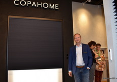 Edward Vervisch van Copahome, een premium raamdecoratiebedrijf uit Vlaanderen, poseert bij een raamdecoratie met een oppervlakte van liefst 3,75 m2 voorzien van het elektrische Easy Fit-systeem.