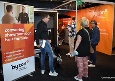 Een blik in de stand van Byzon, een speler in de markt van buitenzonwering en rolluiken, waar Jan Hoogakker de voordelen uitlegt.