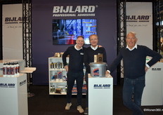 Sven Westerholt, Dick Heijster en Ted Engelen van Bijlaard, specialist in bouwchemische producten voor vloeren, lijmen en voegmaterialen, poserend bij de nieuwe pvc-lijm Acryl Floor.