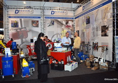 Een kijkje in de stand van Decovan Machines, specialist in machines en apparatuur voor meubelproductie en stoffering.