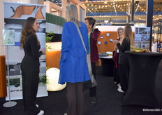 Noëlle Schuijf van Art4Elements, producent van 3D-wandpanelen en decoratieve objecten voor accentwanden en plafondtoepassingen, geeft tekst en uitleg aan bezoekers.