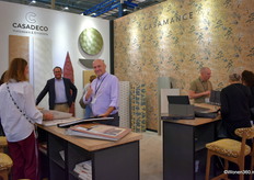 De duim gaat omhoog van een tevreden Timmy Meirinckx van Casamance (een Frans designmerk met luxe stoffen, behang en decoratieve textielcollecties) en Casadeco (behangen en interieurtextiel met klassieke en eigentijdse designs). Rechts Raf Lipkens in gesprek met klanten.