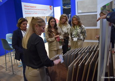 Selina Mosk (tweede van links) van mFLOR geeft uitleg over de nieuwste vloeren, die inzetbaar zijn in zowel woon- als projectomgevingen.