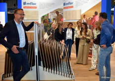 Helemaal rechts kijkt Harold van Lente toe hoe collega Selina de bezoekers te woord staat.