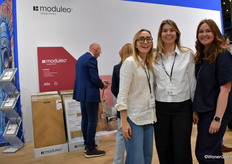 De marketingdames van Unilin, Marie Vermeersch, Lois de Groot en Lynne van Zanten, poseren bij Moduleo.