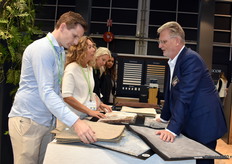 Directeur Lens Nekeman (rechts) van Interfloor staat een delegatie van Noël Timmermans te woord.