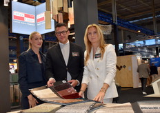 Jacco Doorn met Denise en Jeanine Nekeman (rechts) van Interfloor, dat liefst 34 nieuwe collecties toonde.